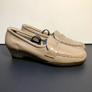 Womens SAS Tripad Comfort Beige Slip On Loafers / Size 7